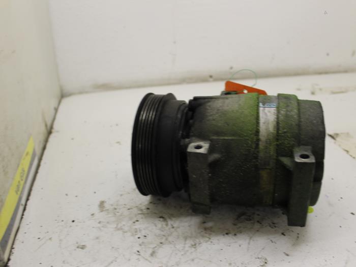 Air conditioning pump from a Renault Laguna II Grandtour (KG) 1.6 16V 2001