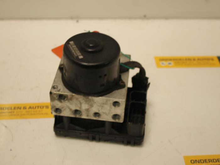 ABS pump from a Chrysler Voyager/Grand Voyager (RG) 2.5 CRD 16V 2000