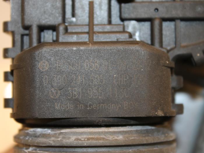 Wiper motor + mechanism from a Volkswagen Passat (3B3) 1.9 TDI 130 2001