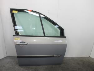 Używane Drzwi prawe przednie wersja 4-drzwiowa Renault Grand Scénic II (JM) 1.9 dCi 120 Cena € 150,00 Procedura marży oferowane przez Van Gils Automotive
