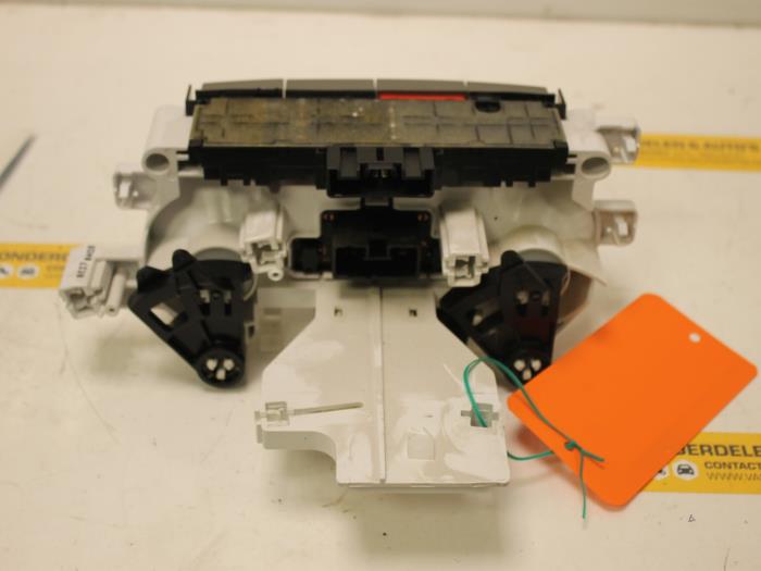 Panel de control de calefacción de un Daihatsu Sirion 2 (M3) 1.0 12V DVVT 2009
