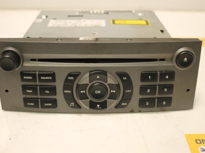 Radio CD player from a Peugeot 407 SW (6E) 2.0 16V 2006