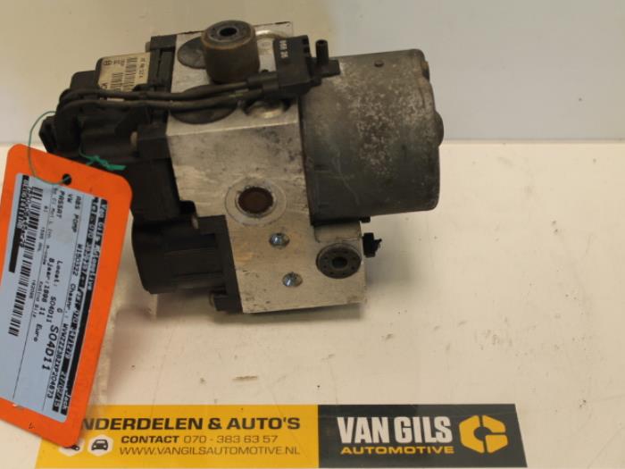 Begagnade ABS-pump Volkswagen Passat (3B2) 1.6 Pris € 25,00 Marginaltabell erbjuds av Van Gils Automotive