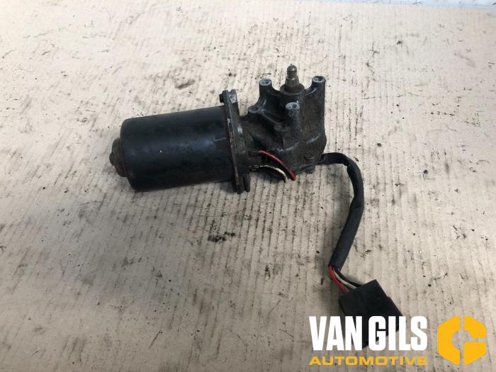 Front wiper motor from a Mercedes-Benz Vito (638.0) 2.2 CDI 110 16V 2000