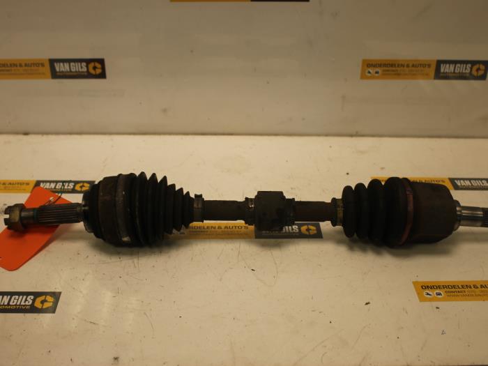 Gebrauchte Antriebswelle links vorne Mitsubishi Colt (CJ) 1.3 GL,GLX 12V Preis € 35,00 Margenregelung angeboten von Van Gils Automotive