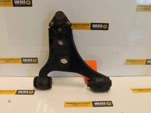 Used Front lower wishbone, right Mercedes B (W245,242) 1.7 B-170 16V Price € 40,00 Margin scheme offered by Van Gils Automotive