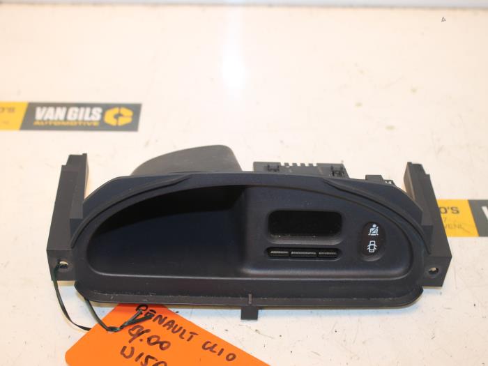 Begagnade Innerdisplay Renault Clio II (BB/CB) 1.4 Pris € 35,00 Marginaltabell erbjuds av Van Gils Automotive