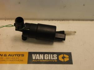 Używane Pompa spryskiwacza tyl Peugeot 107 1.0 12V Cena € 30,00 Procedura marży oferowane przez Van Gils Automotive