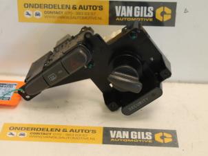 Używane Przelacznik nagrzewnicy Toyota Yaris (P1) 1.0 16V VVT-i Cena € 30,00 Procedura marży oferowane przez Van Gils Automotive