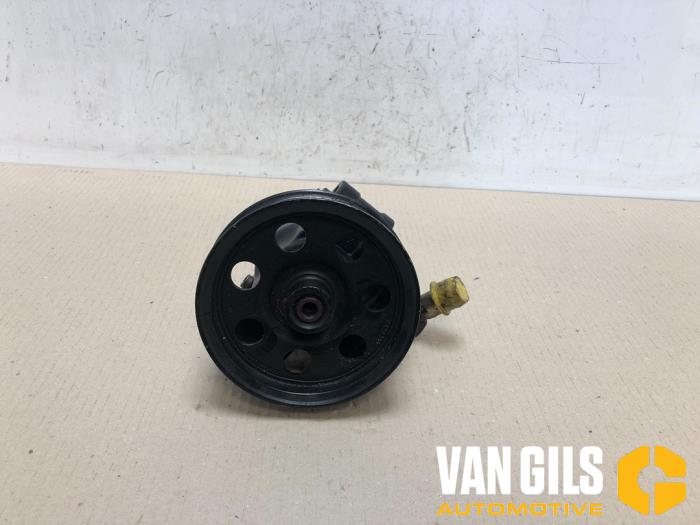 Power steering pump from a Ford Focus 1 Wagon 1.8 TDdi 1999