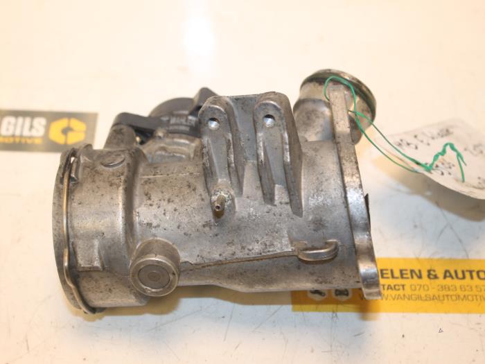 EGR valve from a Mercedes-Benz E (W211) 2.2 E-200 CDI 16V 2006