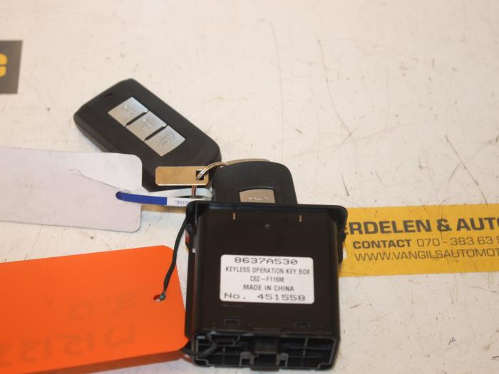 Ignition lock + key from a Mitsubishi Outlander (GF/GG) 2.0 16V PHEV 4x4 2013