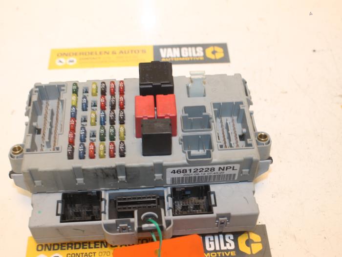Fuse box from a Fiat Punto II (188) 1.2 60 S 3-Drs. 2001