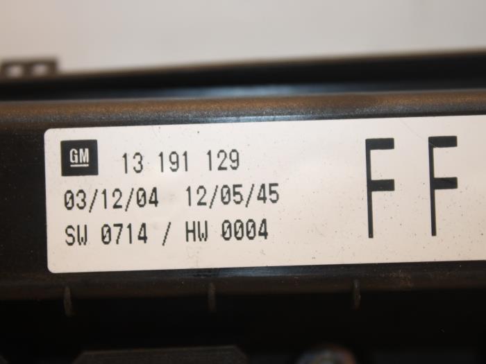 Fuse box from a Opel Astra H SW (L35) 1.7 CDTi 16V 2005