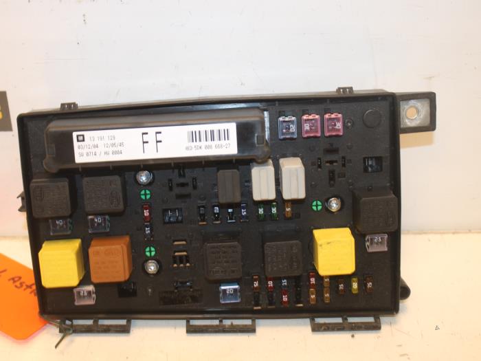 Fuse box from a Opel Astra H SW (L35) 1.7 CDTi 16V 2005