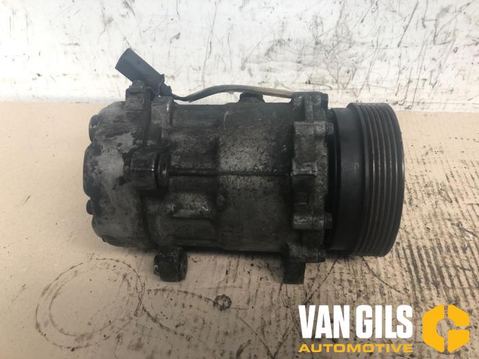 Air conditioning pump from a Volkswagen Multivan T5 (7E/7HC/7HF/7HM) 1.9 TDi 2005