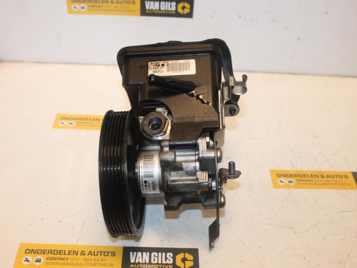 Power steering pump from a BMW 3 serie Touring (E46/3) 320d 16V 2005