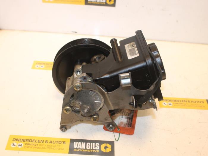 Power steering pump from a BMW 3 serie Touring (E46/3) 320d 16V 2005