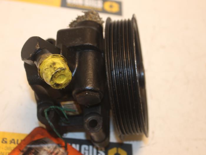Usagé Pompe de direction Ford Mondeo II 1.6i 16V Prix € 60,00 Règlement à la marge proposé par Van Gils Automotive