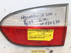 Usagé Feu arrière secondaire gauche Hyundai H-1/Starex Travel 2.5 TD Prix € 45,00 Règlement à la marge proposé par Van Gils Automotive