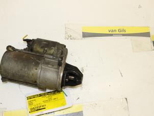 Anlasser van een Daewoo Nubira (J200) 1.6 16V 1998