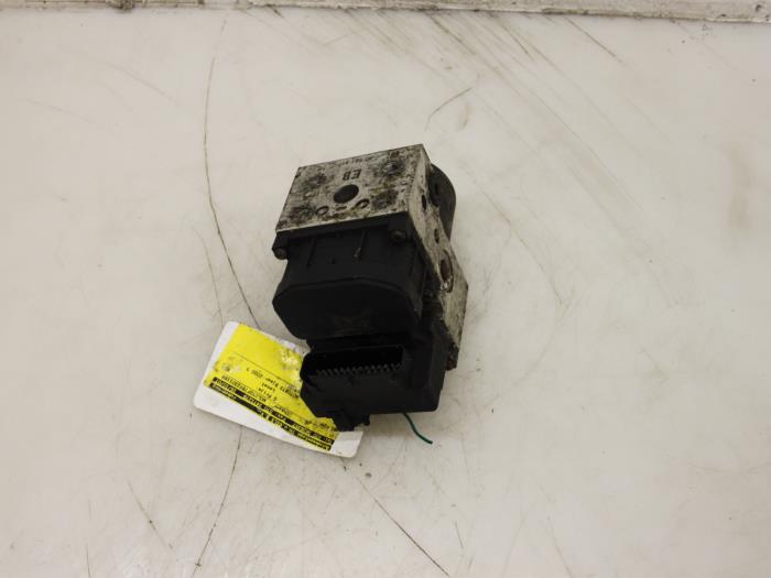 Begagnade ABS-pump Opel Zafira (F75) 2.0 DI 16V Pris € 25,00 Marginaltabell erbjuds av Van Gils Automotive