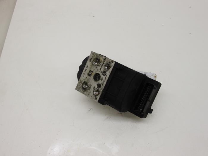 Begagnade ABS-pump Opel Zafira (F75) 2.0 DI 16V Pris € 25,00 Marginaltabell erbjuds av Van Gils Automotive