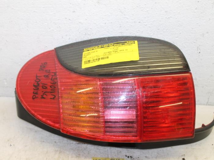 Taillight, right from a Peugeot 306 Break (7E) 1.9 D 2001