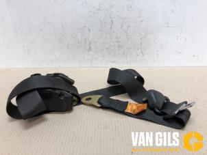 Used Rear seatbelt, centre Mercedes Vito (638.1/2) 2.3 108D Price € 40,00 Margin scheme offered by Van Gils Automotive