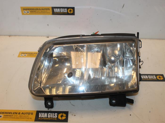 Headlight, left from a Volkswagen Polo III (6N2) 1.4 16V 75 2000