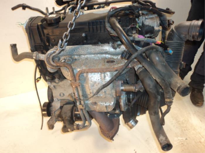 Engine from a Fiat Punto II (188) 1.9 JTD 80 ELX 3-Drs. 2000