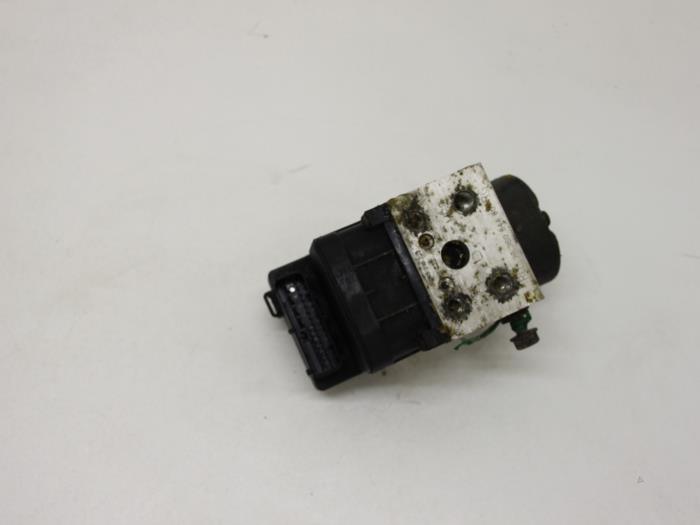 Usagé Pompe ABS Peugeot 306 Break (7E) 1.8i 16V Prix € 25,00 Règlement à la marge proposé par Van Gils Automotive