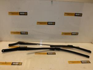 Used Front wiper arm Volkswagen Golf VII (AUA) 2.0 GTI 16V Price € 36,30 Inclusive VAT offered by Van Gils Automotive