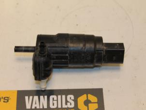 Używane Pompa spryskiwacza przód Volkswagen Golf VII (AUA) 2.0 GTI 16V Cena € 36,30 Z VAT oferowane przez Van Gils Automotive