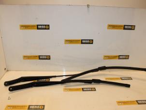 Used Front wiper arm Volkswagen Golf VII (AUA) 1.6 TDI 16V Price € 36,30 Inclusive VAT offered by Van Gils Automotive