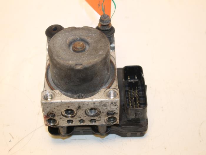Begagnade ABS-pump Mitsubishi Outlander (CU) 2.0 16V 4x2 Pris € 75,00 Marginaltabell erbjuds av Van Gils Automotive