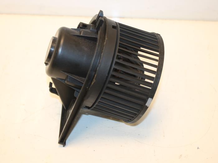 Motor de ventilador de calefactor de un Volkswagen Polo III (6N2) 1.4 2001