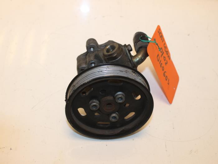 Power steering pump from a Seat Leon (1M1) 1.9 TDI 110 2002