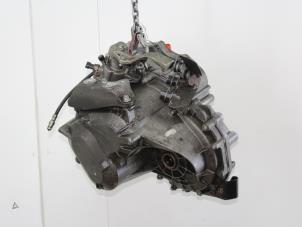 Used Gearbox Opel Signum (F48) 3.0 CDTI V6 24V Price € 450,00 Margin scheme offered by Van Gils Automotive