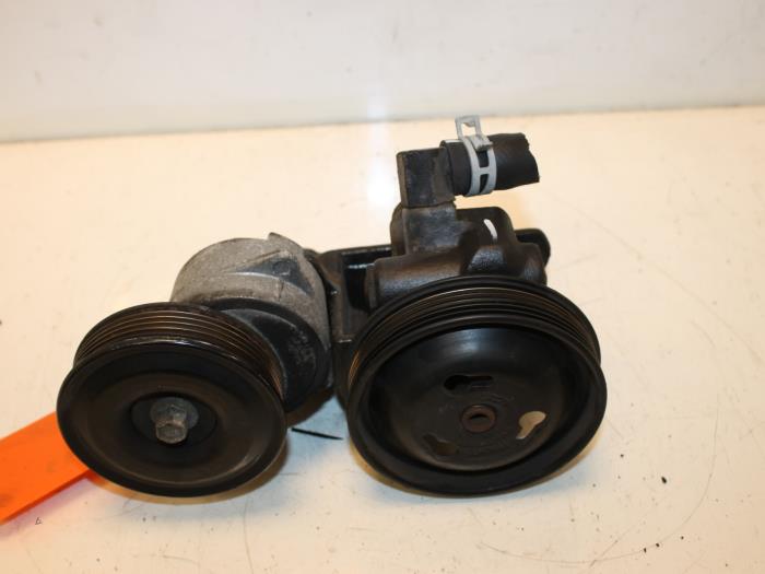 Usagé Pompe de direction Ford Puma 1.4 16V Prix € 60,00 Règlement à la marge proposé par Van Gils Automotive