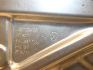 Gebrauchte Fenstermechanik 4-türig links vorne Volkswagen Tiguan (5N1/2) 2.0 TDI 16V 4Motion Preis € 104,06 Mit Mehrwertsteuer angeboten von Van Gils Automotive
