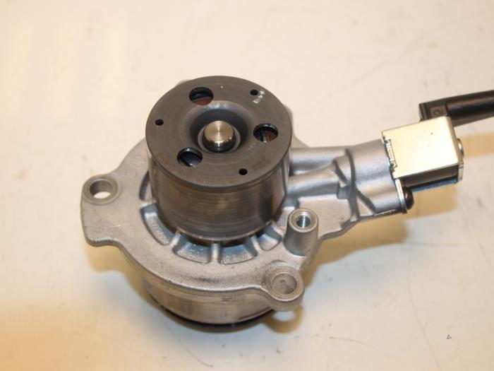 Water pump from a Volkswagen Tiguan (5N1/2) 2.0 TDI 16V 4Motion 2016