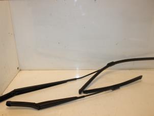 Used Front wiper arm Volkswagen Touran (5T1) 2.0 TDI 110 Price € 36,30 Inclusive VAT offered by Van Gils Automotive
