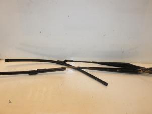 Used Front wiper arm Volkswagen Touran (5T1) 2.0 TDI 190 Price € 36,30 Inclusive VAT offered by Van Gils Automotive