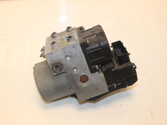 Używane Pompa ABS Peugeot 406 Break (8E/F) 2.0 HDi 90 Cena € 25,00 Procedura marży oferowane przez Van Gils Automotive