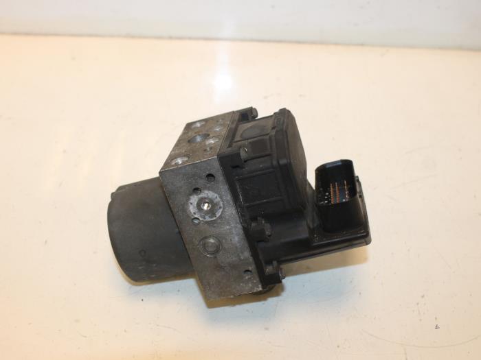 Gebrauchte ABS Pumpe Ford Mondeo III 2.0 TDCi 130 16V Preis € 25,00 Margenregelung angeboten von Van Gils Automotive