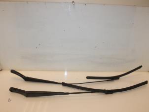 Used Front wiper arm Volkswagen Caddy IV 2.0 TDI 75 Price € 36,30 Inclusive VAT offered by Van Gils Automotive