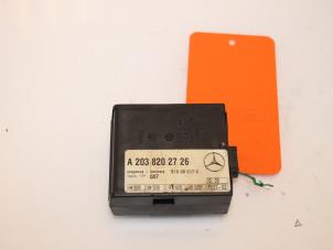 Usados Módulo de alarma Mercedes S (W220) 4.0 S-400 CDI V8 32V Precio € 30,00 Norma de margen ofrecido por Van Gils Automotive
