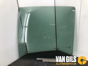 Używane Szyba drzwi lewych tylnych wersja 4-drzwiowa Opel Agila (B) 1.0 12V Cena € 44,00 Procedura marży oferowane przez Van Gils Automotive