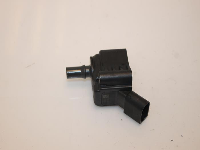 Pen ignition coil from a Audi A6 Avant (C7) 1.8 TFSI 16V 2015
